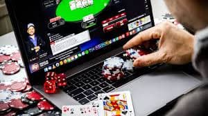Pengguna Indonesia memainkan slot online kingasia77 di ponsel dengan antarmuka portrait yang ergonomis dan responsif